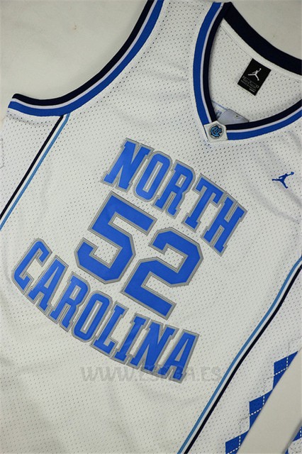Camiseta NCAA North Carolina Tar Heels James Worthy #52 Blanco
